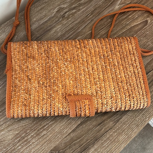 NWOT ratan cross body purse. - Picture 3 of 6